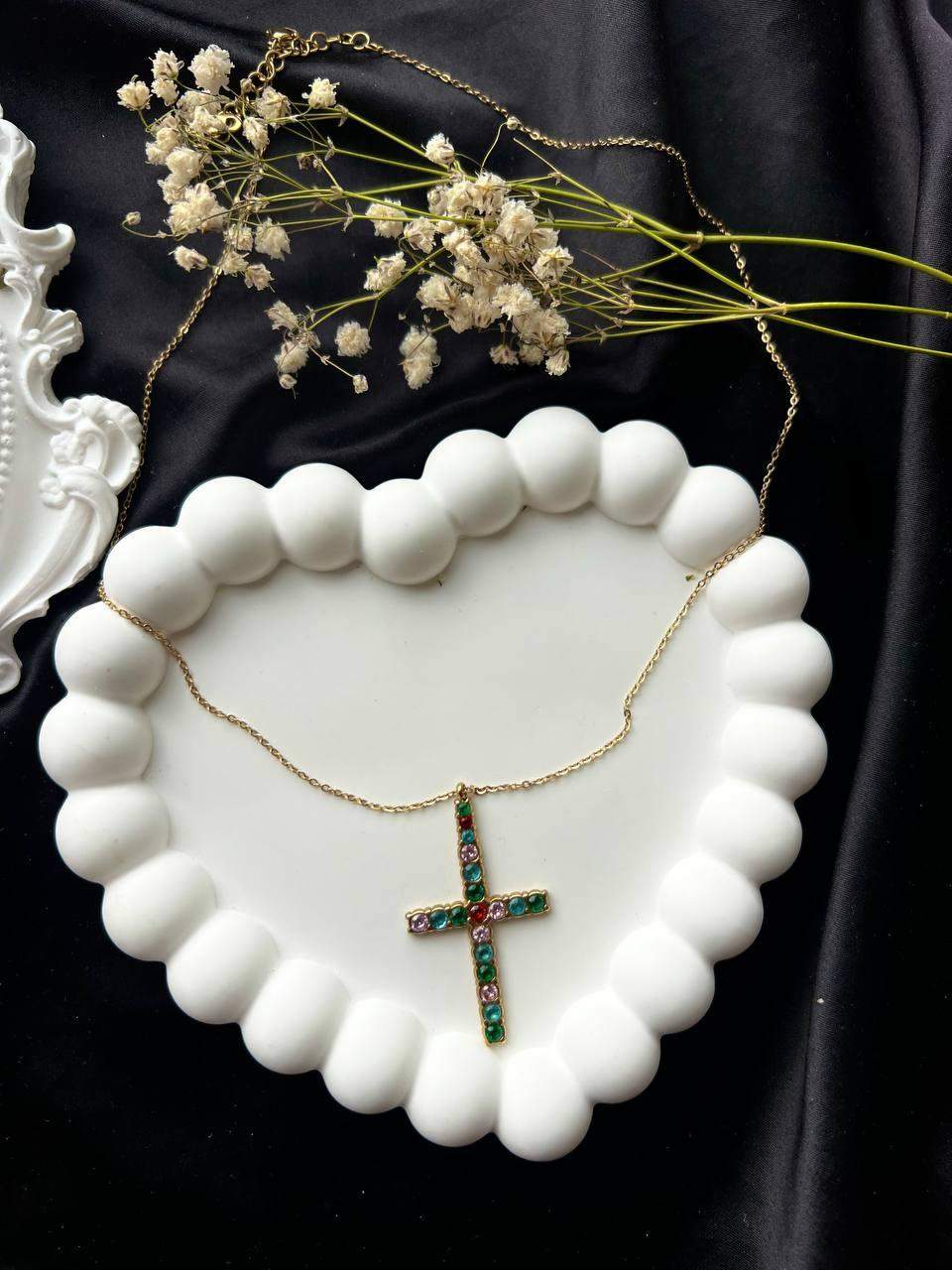 Naszyjnik ze stali krzyż z kolorowym kamieniem elegancki