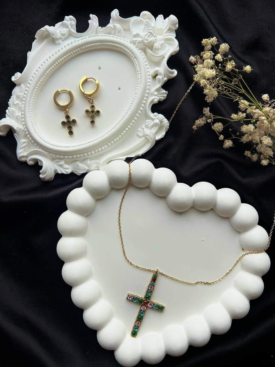 Komplet ze stali – krzyż z subtelnym blaskiem