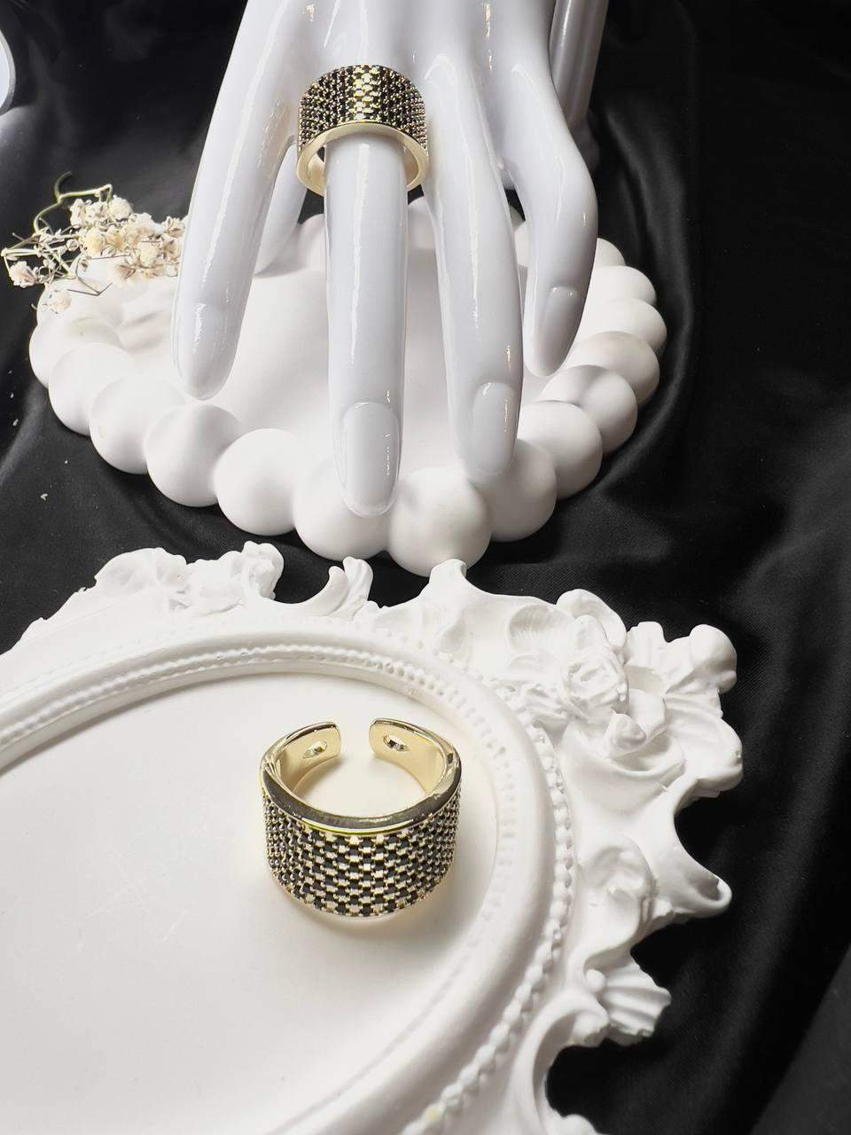 Pierścionek ze stali z czarnymi kamieniami „Ciemny Blask”