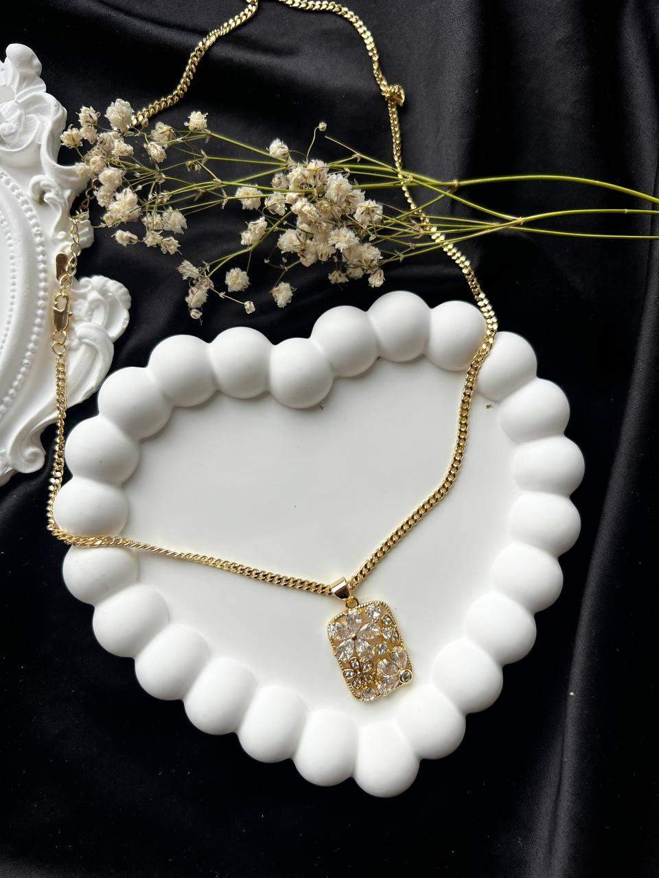 Naszyjnik ze stali kwiaty z cyrkonią