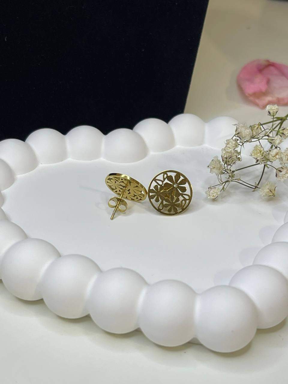 Kolczyki ze stali okrągłe z motywem kwiatu